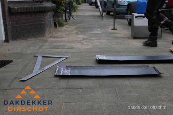 Dakbedekkingsmateriaal en zinkwerk klaargelegd voor reparatie in Oirschot