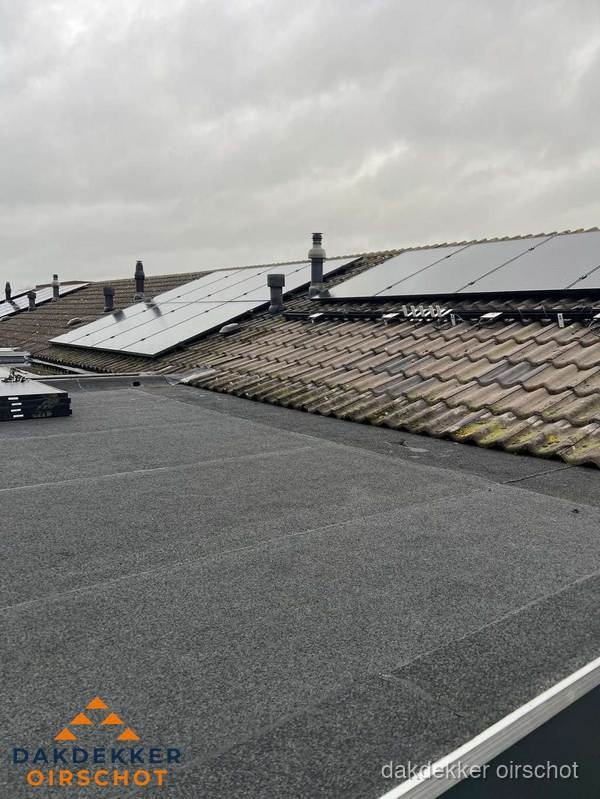 Bitumen dakbedekking op plat dak met aansluitend pannendak en zonnepanelen in Oirschot