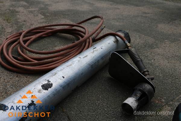 Dakdekker gasbrander en gereedschap voor spoedklus in Oirschot