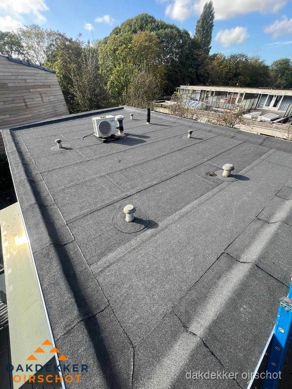 Kosten dakdekker: afgewerkt plat bedrijfsdak met bitumen in Oirschot