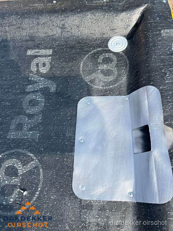 Dakdoorvoer met metalen afvoerplaat op bitumen dak in Oirschot