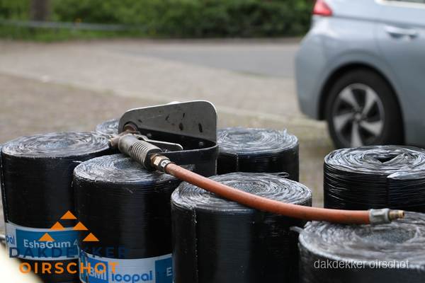 Rollen bitumen dakbedekking EshaGum klaar voor installatie in Oirschot