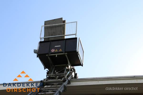 Dakdekkerslift voor materiaal transport bij dakwerkzaamheden in Oirschot