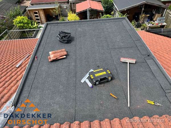 Gereedschap op nieuw plat dak na renovatie in Oirschot