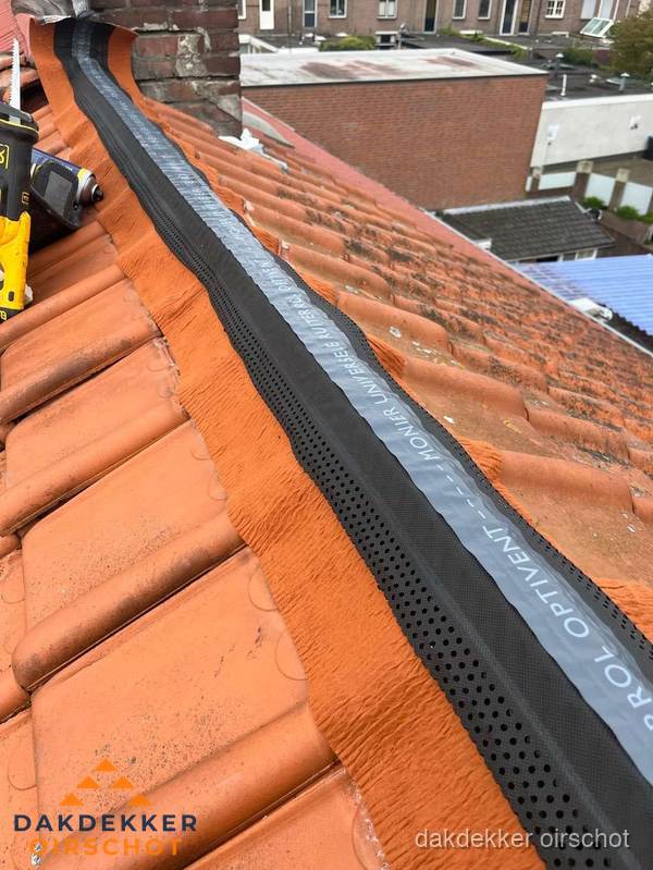 Nokventilatie installeren op hellend pannendak in Oirschot Nokventilatie installeren op hellend pannendak in Oirschot