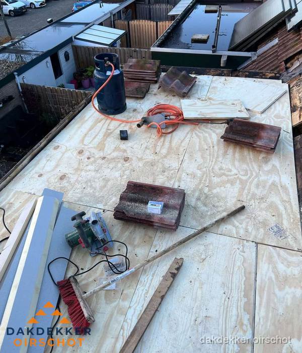 Dakreparatie werkzaamheden op plat dak met gereedschap in Oirschot Dakreparatie werkzaamheden op plat dak met gereedschap in Oirschot