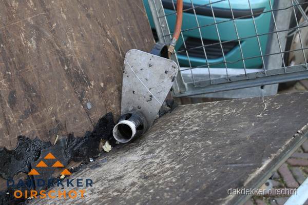 Dakdekkers gasbrander voor bitumen werkzaamheden in Oirschot