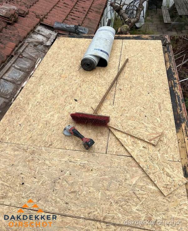Plat dak vervangen met nieuwe OSB-ondergrond en bitumenrol in Oirschot