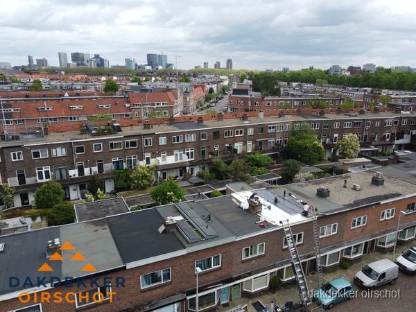 Spoed dakdekker aan het werk op plat dak in woonwijk Oirschot Spoed dakdekker aan het werk op plat dak in woonwijk Oirschot