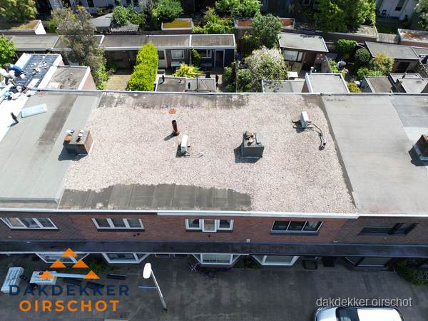 Plat dak met grindballast en dakdoorvoeren in Oirschot
